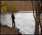 Рыбалка - рыбака в реку действий в лесной пейзаж